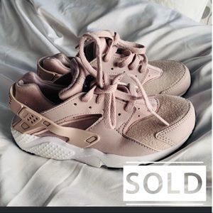 Nike Huaraches Little Girl (Size 13)